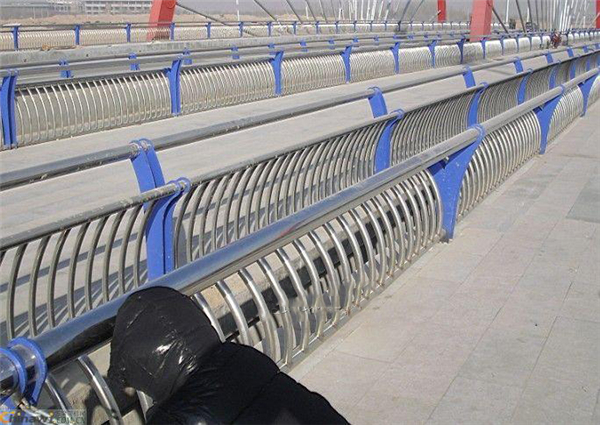 南宁不锈钢复合管护栏一种安全而耐用的防护解决方案